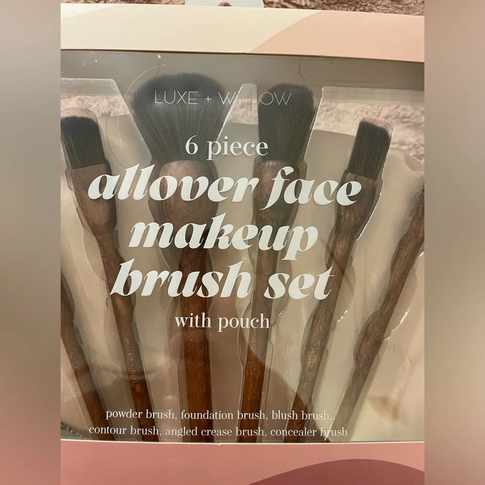 NWT Luxe & Willow 6 Piece Makeup Brush Set with Pouch